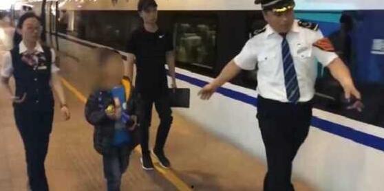 火车蹭丝袜腿,丝袜邂逅，一段难忘的腿部风情之旅